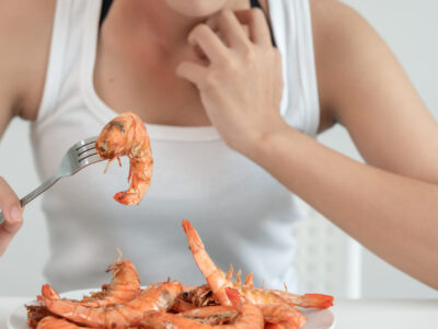 food allergies, women have reactions itching and redness after eating shrimp, seafood allergy, itching, rash, abdominal pain, diarrhea, chest tightness, unconsciousness, death, severe avoid allergies